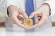 如何理解黃金價格的漲跌邏輯？這種漲跌邏輯如何影響投資心態(tài)？