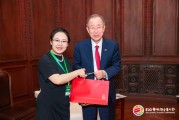 潘基文向蔡磊贈送人參，蔡磊期待未來與潘基文中心攜手攻克漸凍癥