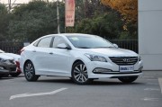 購車時應關注哪些配置以提升安全性？
