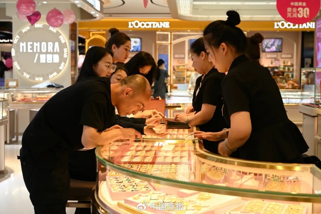 金價(jià)創(chuàng)兩年多以來(lái)最大跌幅！北京多家金店大力度優(yōu)惠，但買(mǎi)的人不多…