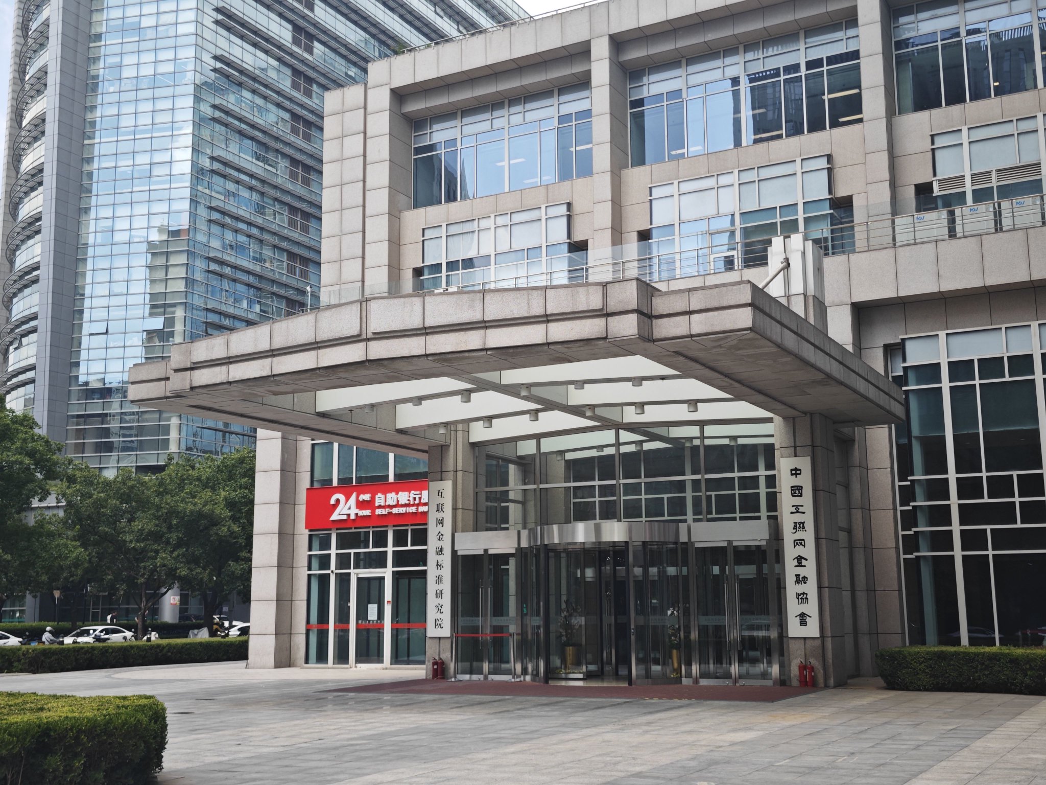 實探董宇輝公司新址，200米外就是新東方