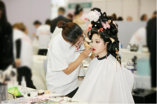中國東方教育旗下歐曼諦代表隊在2024年四川美業職業技能競賽中勇摘12金