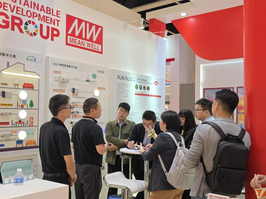 永不止步 明緯盛裝亮相香港秋燈展
