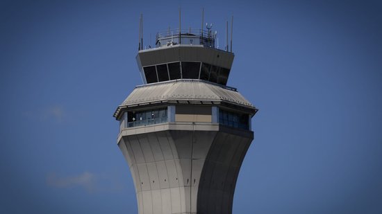 美國聯邦航空管理局在數百次航班中斷后考慮減少紐瓦克機場的航班