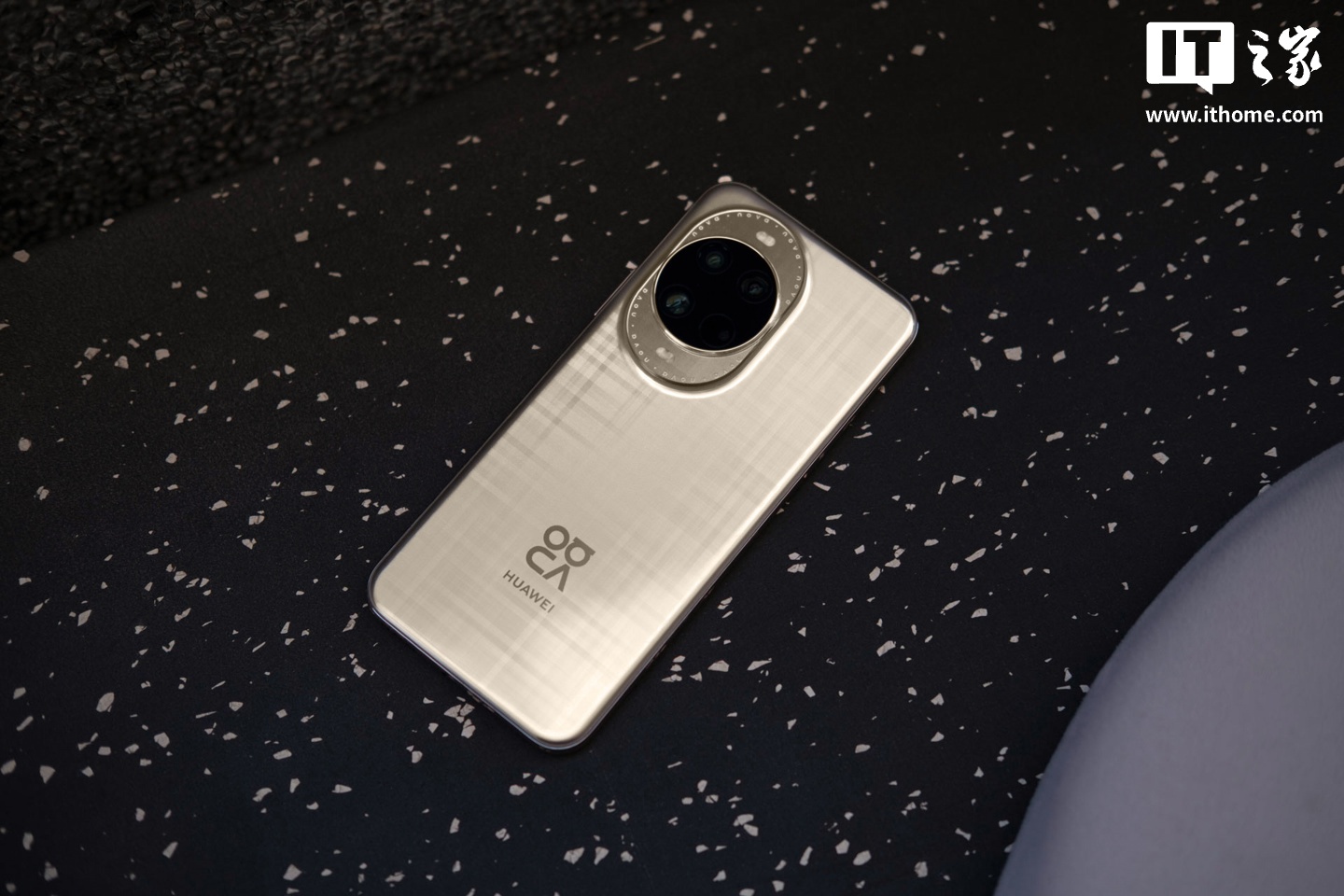 【IT之家圖賞】華為 nova 14 Ultra 實拍：全新星耀環、經典格紋，一眼吸金