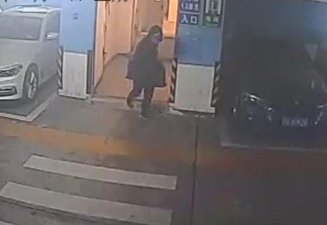 制作套牌潛入小區(qū)車庫，兩名男子偷茅臺酒被抓獲