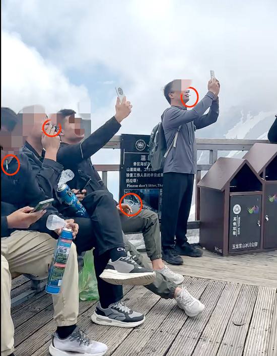 玉龍雪山4500米觀景平臺(tái)上幾名男游客邊吸氧邊抽煙，景區(qū)回應(yīng)：將加強(qiáng)勸導(dǎo)